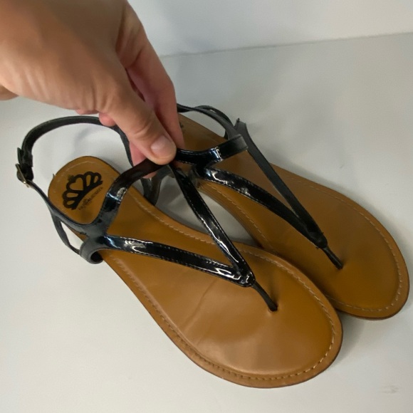 Fergalicious Shoes - Fergalicious Symbolic Flat Thong Sandal. Ladies 11